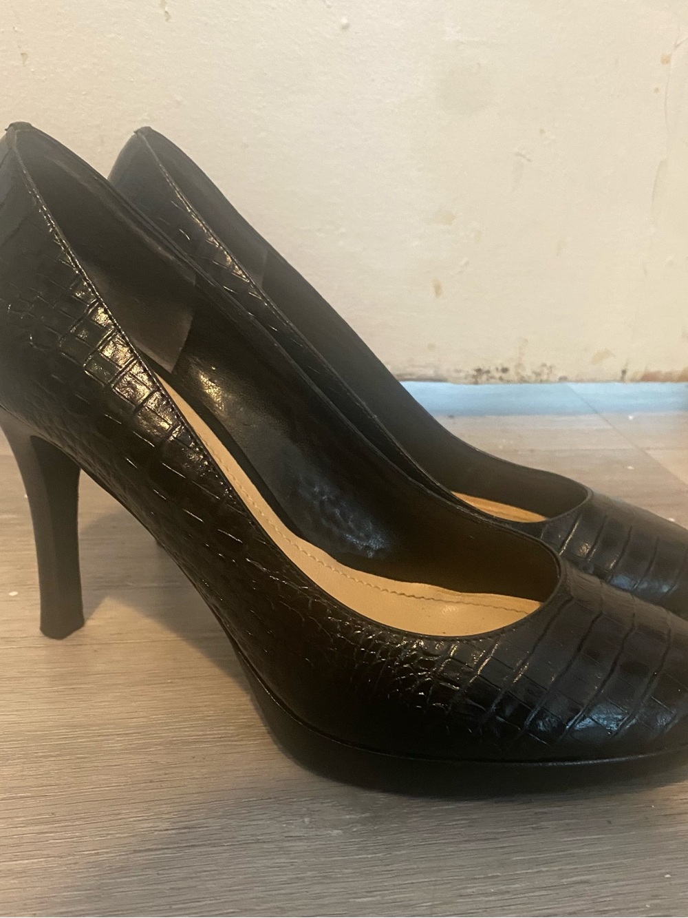 ANN TAYLOR black genuine leather heels w/ crocodile print (US 8; EU 38.5)
